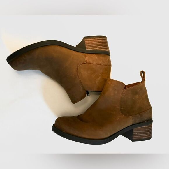 CLARKS women's memi zip ankle boot in dark tan - Picture 8 of 10